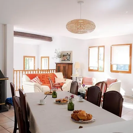 Maison Familiale Sous Les Palmiers De *